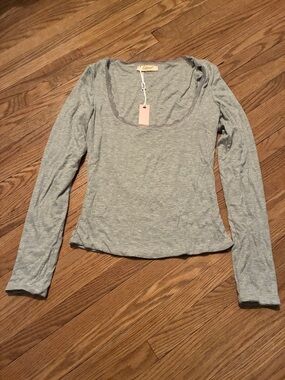 Qinsen Scoop Neck Lace Edged Long-Sleeve Cropped Top in Heather Gray